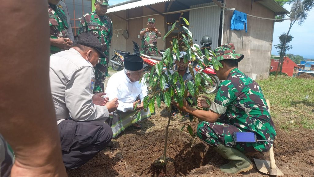 Lestarikan Lingkungan, TNI Bersama Kiai Asep Tanam Bibit 5000 Pohon Berbuah