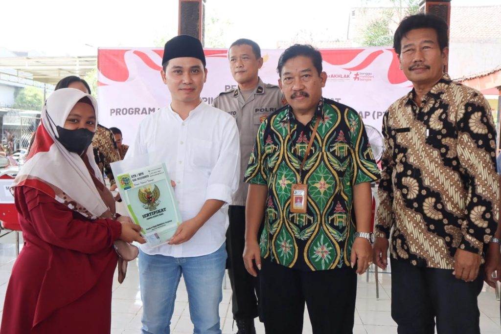 Gus Barra Bagikan 889 Sertifikat PTSL di Desa Lengkong