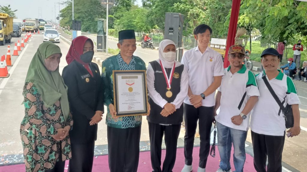 Bendera LP Ma’arif Kabupaten Mojokerto Pecahkan MURI, Gubernur Khofifah: Merah Putih Nafas Nasionalisme