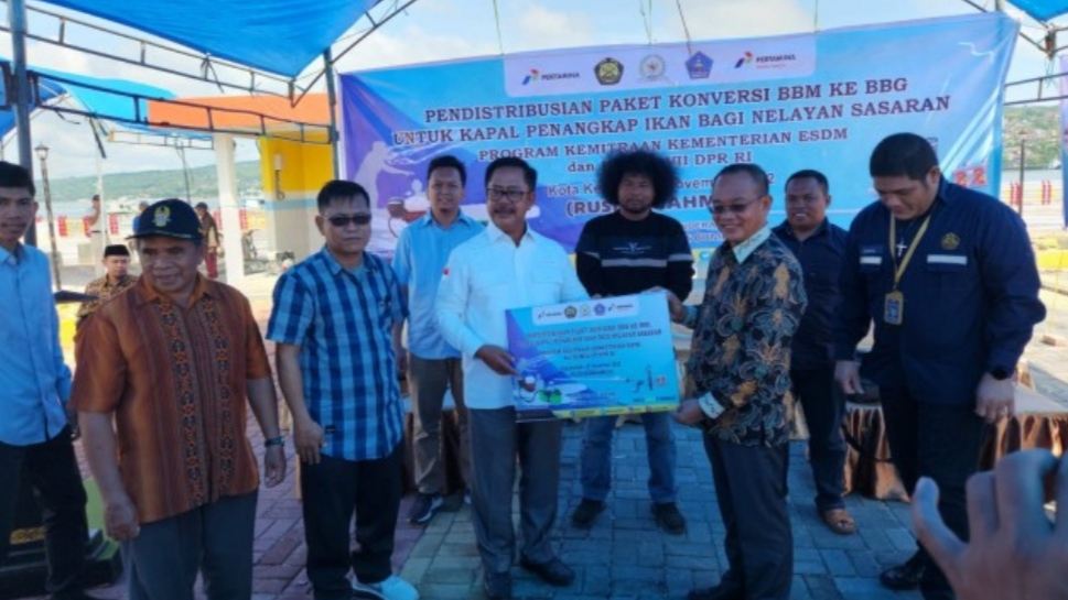 Salurkan Paket Konversi BBM ke BBG Kepada Nelayan Kendari, Rusda Mahmud Beberkan Manfaatnya