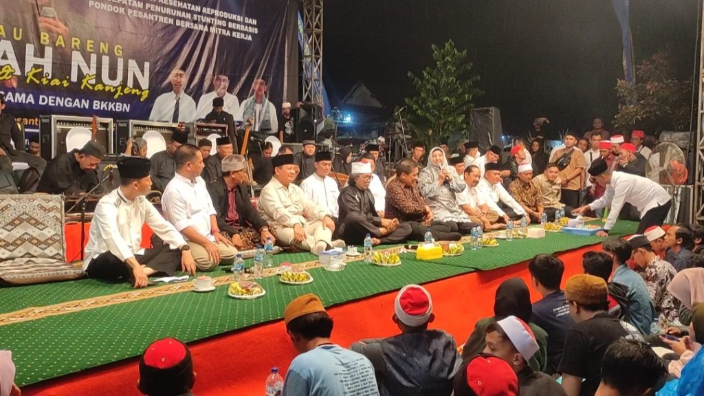 Satu Panggung, Menhan Prabowo Sinau Bareng Mbah Nun Promosi Stunting di Ponpes Segoro Agung