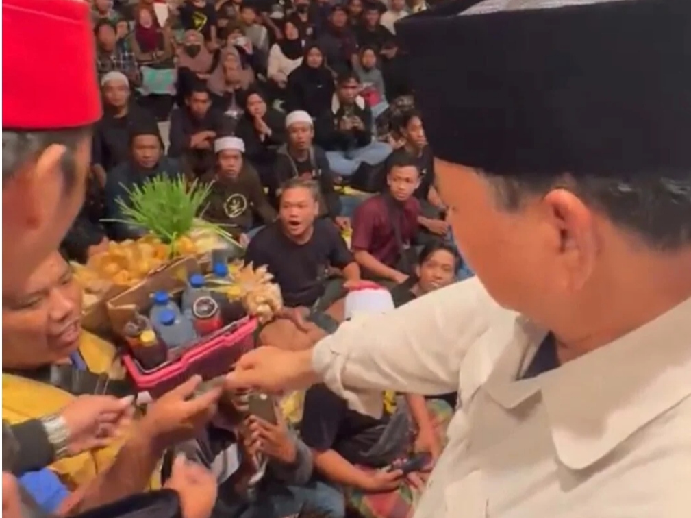 Usai Sinau Bareng Mbah Nun di Ponpes Segoro Agung, Prabowo Beri Jam Tangan, Kopiah, dan Baju Safarinya untuk Pedagang Asongan