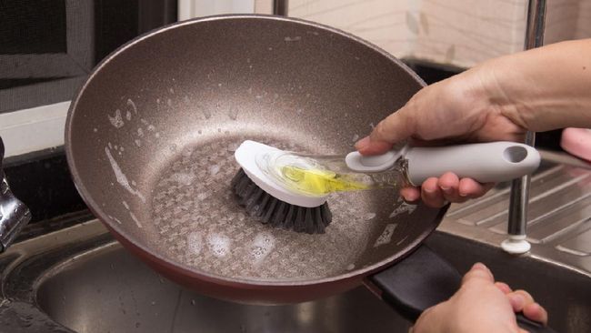 5 Cara Membersihkan Teflon yang Berjamur agar Kembali Bersih Ilustrasi teplon berkerak