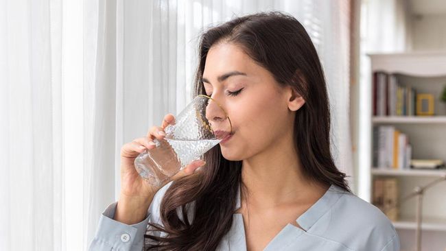 5 Kebiasaan Minum Sehat untuk Mencegah Diabetes Ilustrasi Perempuan Minuman