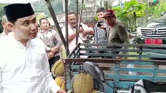 Gus Barra Borong Dagangan Kakek Penjual Durian Pinggir Jalan
