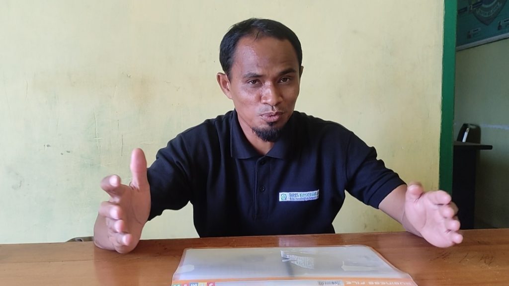 Lahedi, Kapala Desa Bahari dua kecamatan Sampolawa Kabupaten Buton Selatan saat diwawancarai di ruang kerjanya, Rabu (25/1/2023).