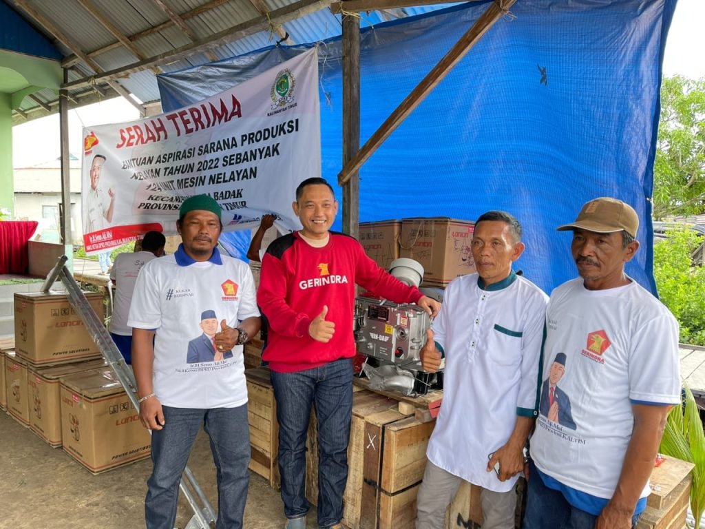 Wakil Ketua DPRD Serahkan Bantuan Mesin Kapal Kepada Nelayan