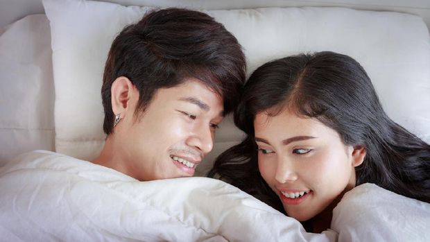 Selalu Dimulai Pria, Kenapa Wanita Jarang Ajak Bercinta Lebih Dulu? Ilustrasi pasangan suami istri