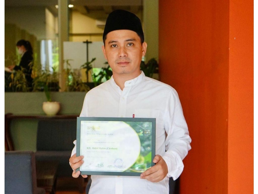 Gus Barra Menerima Penghargaan Anugerah 1 Abad NU, Mewakili Kakeknya sebagai Pendiri NU