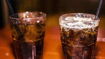 Minum Cola Bisa Buat Penis Lebih Besar, Benarkah? ilustrasi minuman cola