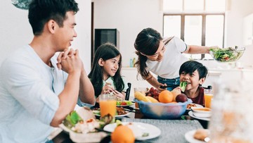 Dua Jenis Makanan ‘Haram’ Dikonsumsi Saat Hujan, Bisa Bikin Sakit ilustrasi mengonsumsi makanan saat hujan