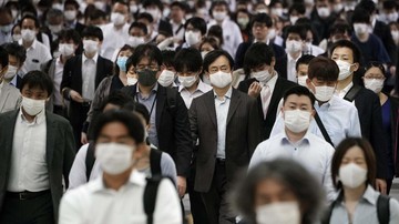 Pemerintah Jepang Longgarkan Pemakaian Masker, tapi Warganya Belum Mau ilustrasi warga jepang