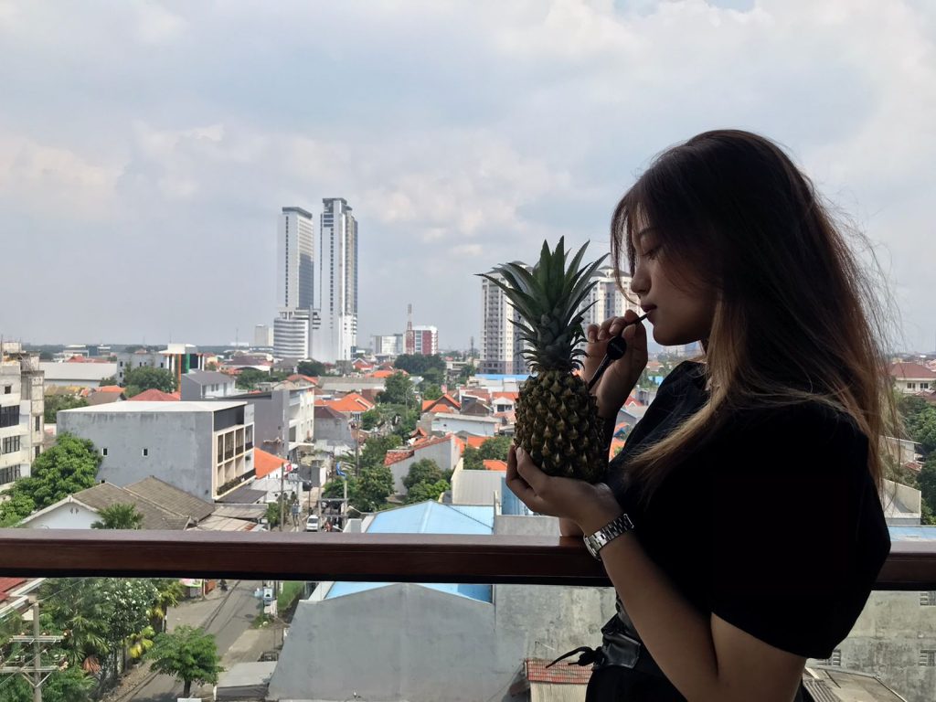 Menikmati Tropical Freeze, Minuman Sehat dari Aston Jemursari