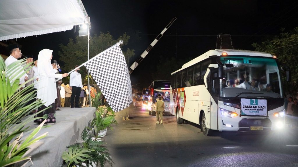 Bupati Blitar, Hj. Rini Syarifah memberangkatkan ratusan calon jamaah haji Kabupaten Blitar