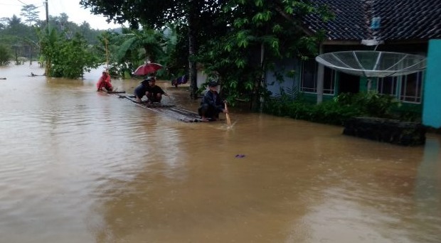 Tasikmalaya Dilanda Banjir dan Longsor Akibat Hujan Lebat banjir dan longsor tasikmalaya