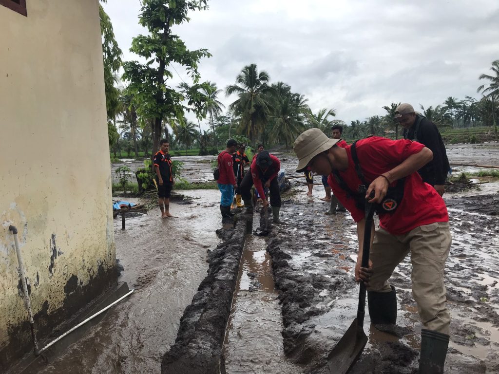 gotong royong lahar dingin semeru