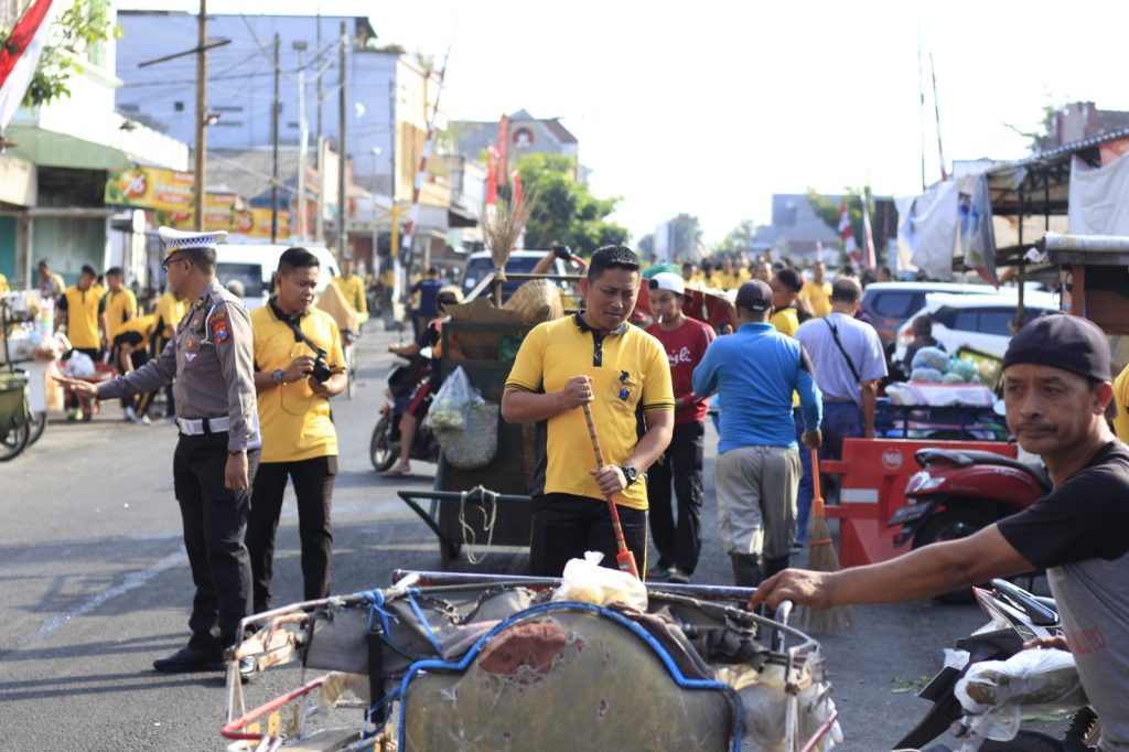 Peringati Hari Gerak Bhayangkari ke-71, Polresta Blitar Lakukan Curve Baksos di Pasar Templek