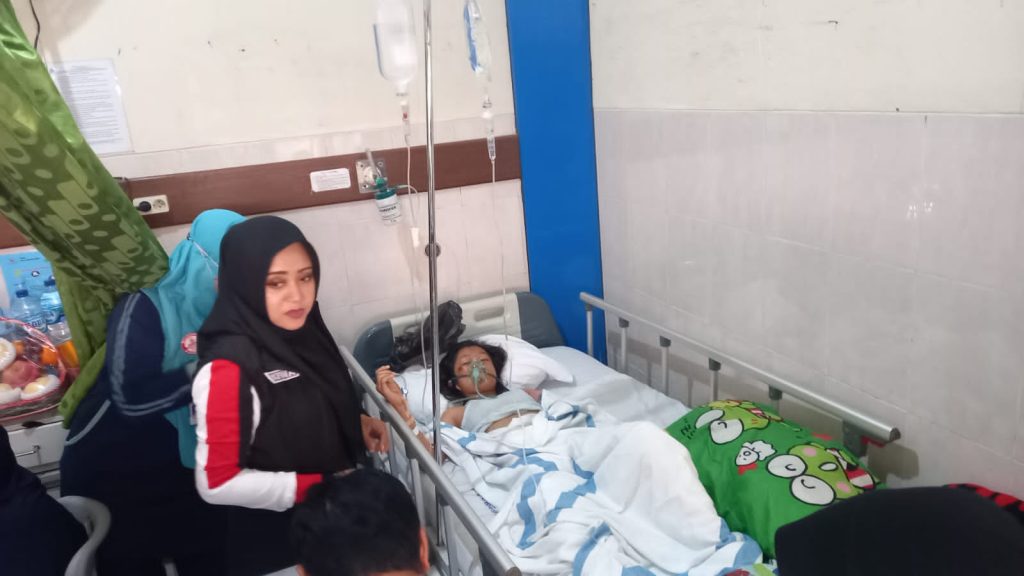 Bupati Ikfina Berikan Santunan dan Kunjungi Korban Kecelakaan Truk Tangki Air Pacet