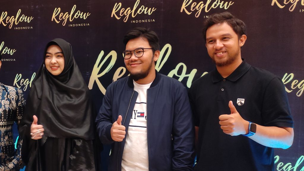 dr. Shindy Putri Brand Owner Reglow Indonesia, Harvika Dirut PT Sinergi Group (tengah), Revaldi Syahputra CEO Reglow Indonesia saat Kopdar Mitra Agen Reglow Kalimantan di Hotel Aston Samarinda, Minggu( 27/8/2023).