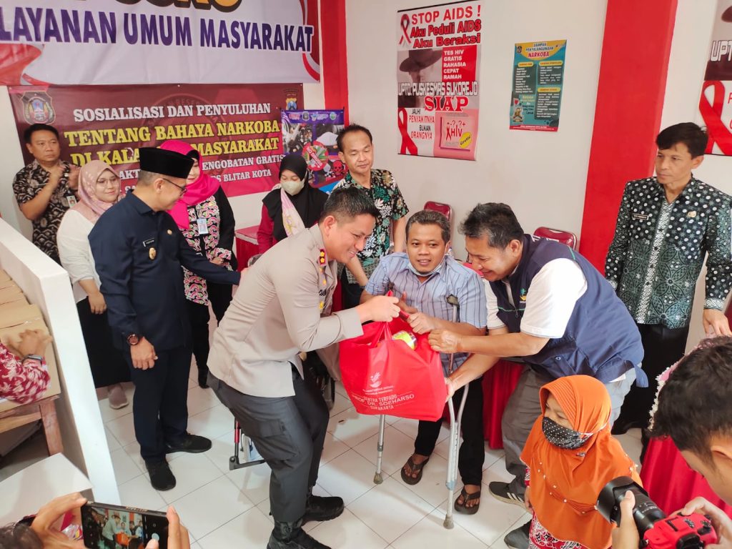 Kapolresta Blitar Berikan Bantuan Sosial dan pengobatan gratis bagi penyandang Disabilitas di Kampung Tangguh Bebas Narkoba