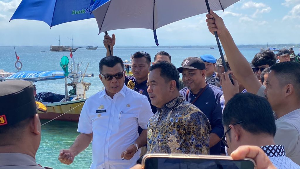 Pj Gubernur Sulsel Serahkan Bantuan Kapal Penangkap Ikan Senilai Rp13,5 Miliar Pj Gubernur Sulawesi Selatan, Bahtiar, melanjutkan safari kunjungannya ke Kabupaten Bulukumba, Jumat (22/9/2023) (foto: Yga/ www.cketz.com)
