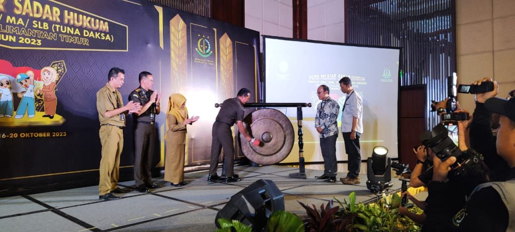 Hari Setiyono, Kepala Kejaksaan Tinggi Kalimantan Timur, membuka Pemilihan Duta Pelajar Sadar Hukum Tingkat Provinsi Kalimantan Timur di Hotel Novotel Balikpapan.