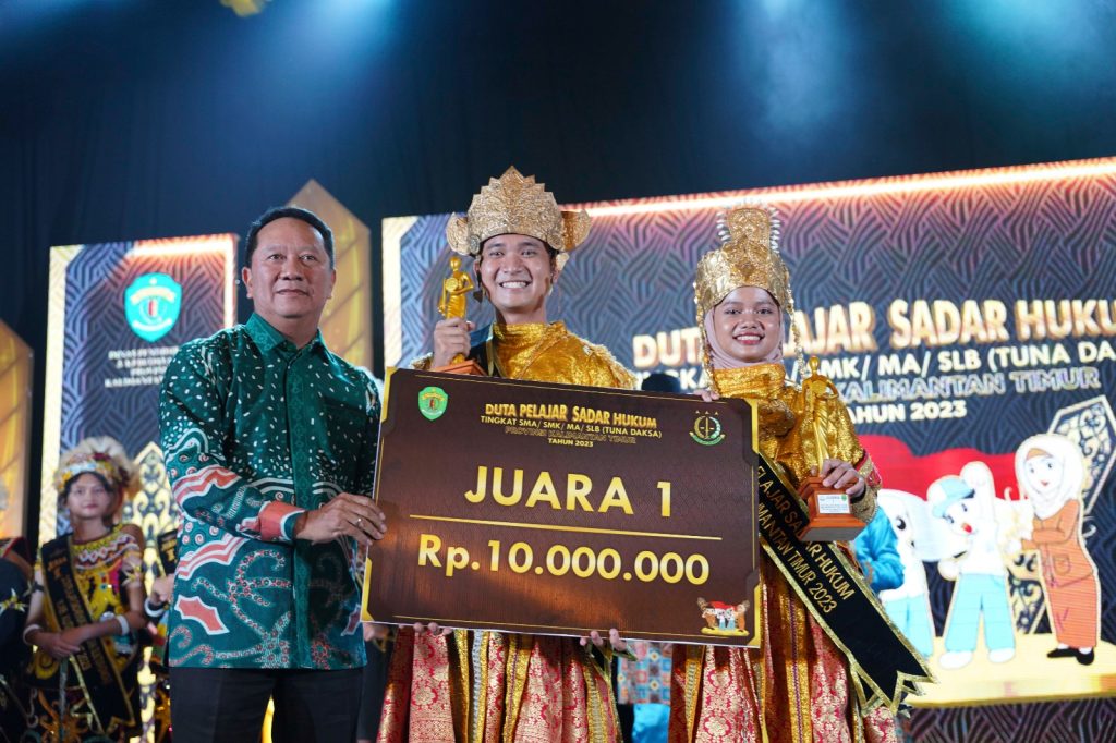 Kepala Kejaksaan Tinggi Kalimantan Timur, Hari Setiyono, SH.MH, memberikan penghargaan kepada pemenang Duta Pelajar Sadar Hukum tingkat Provinsi di Hotel Novotel Balikpapan.