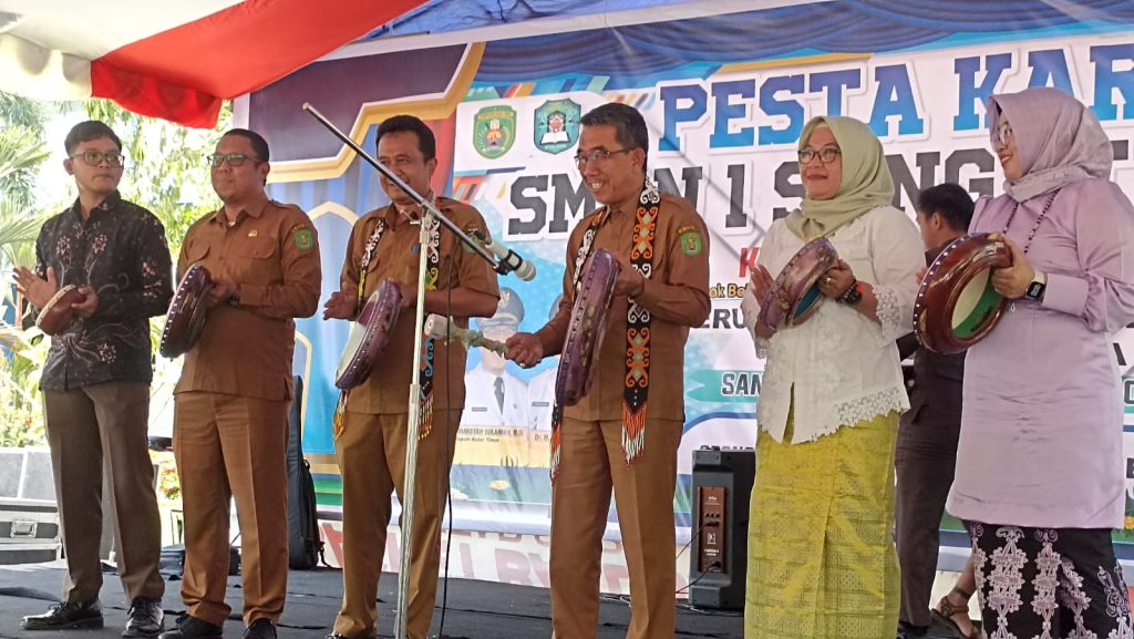 Ardiansyah Sulaiman: Pahami Jiwa dan Perkembangan Anak Melalui Pendidikan yang Bermakna Ardiansyah Sulaiman, Bupati Kutai Timur didampingi Kadisdikbud Kutim membuka Pesta Karya SMPN 1 Sangatta Utara, Senin (30/10/2023)