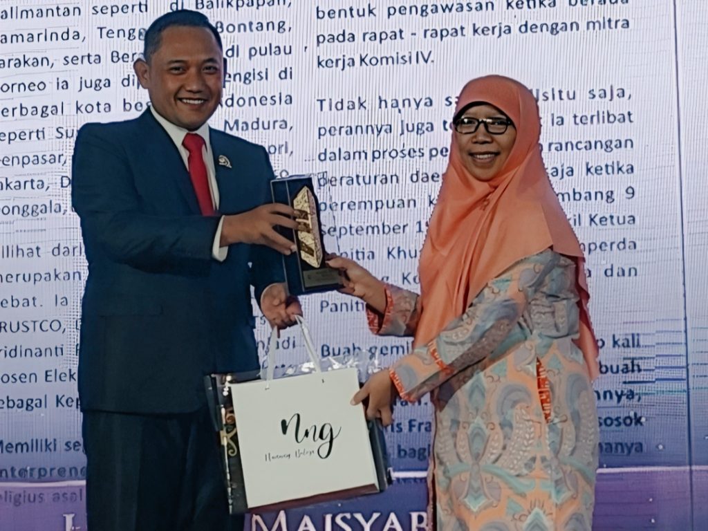 Fitri Maisyaroh Raih Penghargaan Anggota Dewan Terbaik dari Fraksi PKS