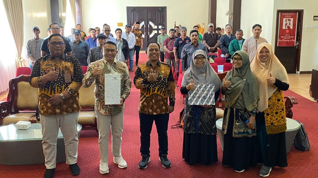 Fitri Maisyaroh Tumbuhkan Kesadaran Pentingnya Peran Ayah dalam Keluarga Fitri Maisyaroh, Anggota DPRD Kaltim (kerudung abu-abu) saat menjadi narasumber seminar untuk ayah di Balikpapan, Kamis(12/10/2023)