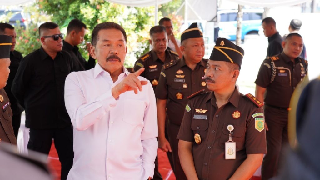 Jaksa Agung ST Burhanuddin Awasi Kesiapan Kejaksaan Sulawesi Utara Hadapi Pemilu 2024 Jaksa Agung SST Burhanuddin saat berkunjung ke Kejaksaan Sulawesi Utara