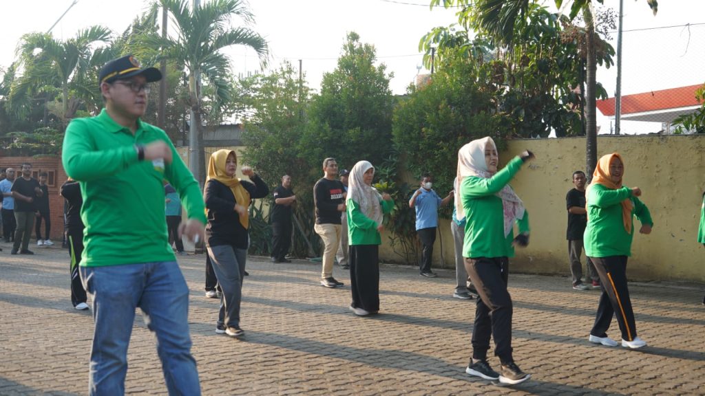 Ikfina Fahmawati, Bupati Mojokerto saat mengikuti olahraga Jumat Bangkit di Halaman Kantor Disperindag Kabupaten Mojokerto, Jumat (3/11/2023).