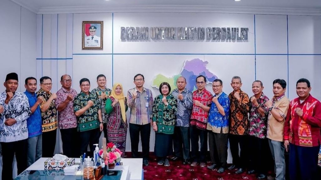 Bantuan 16 mobil untuk 16 kepsek