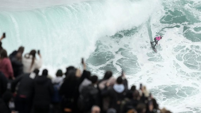 Peselancar Berhasil Menaklukan Nazare Big Wave Challenge, Portugal Aksi Peselancar