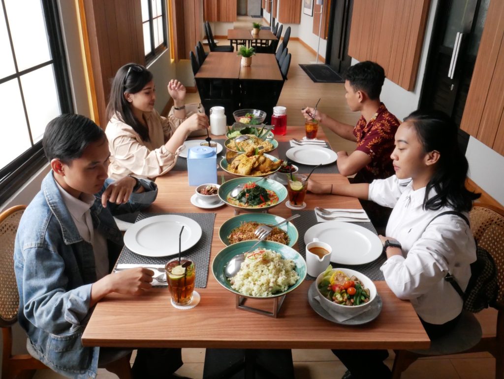 Aston Inn Jemursari Hadirkan Sensasi Menu Makan Bersama Berempat