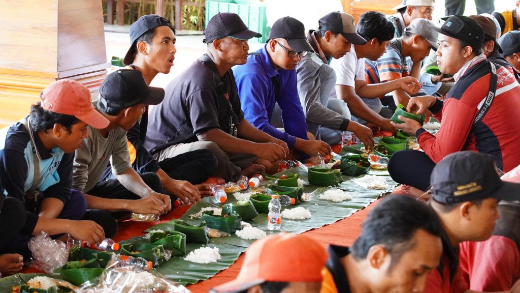 Mas Pj Santap Siang Bersama Pahlawan Kebersihan Kota Mojokerto