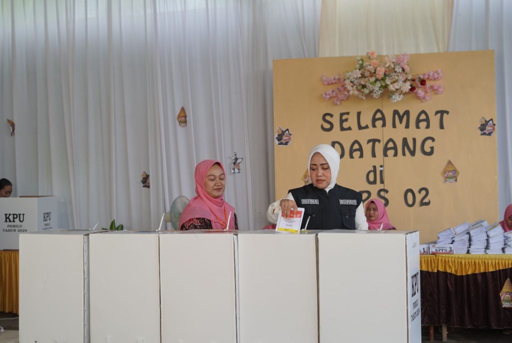 Bupati Ikfina Berikan Contoh Teladan, Menyalurkan Hak Suara di TPS 02 Tampungrejo