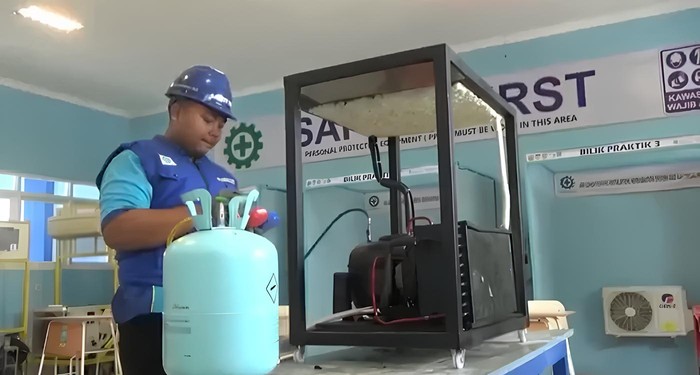 Mesin Pendingin Ikan Tenaga Surya Inovasi Siswa SMK Bantu Nelayan Lokal