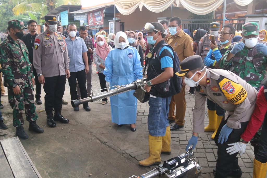 Cegah DBD, Bupati Ikfina dan Forkopimda Gelar Fogging ikfina Fahmawati, Bupati Mojokerto saat memmipin foging serentak 18 Kecamatan di Kabupaten Mojokerto