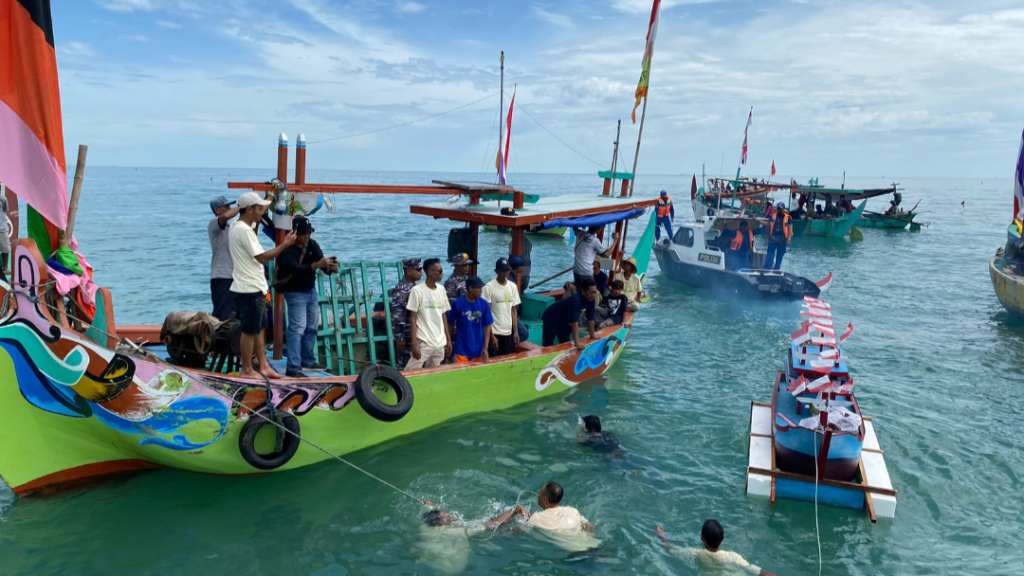 Suasana Sedekah Laut Desa Tasikagung Rembang