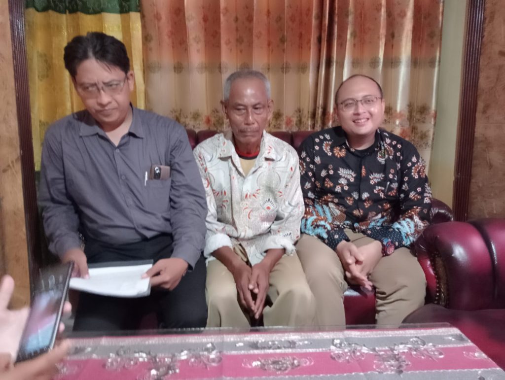 Djakam (68) warga Desa Medalem Rt. 005, Rw. 001 Kecamatan Tulangan Kabupaten Sidoarjo di dampingi kuasa Hukumnya