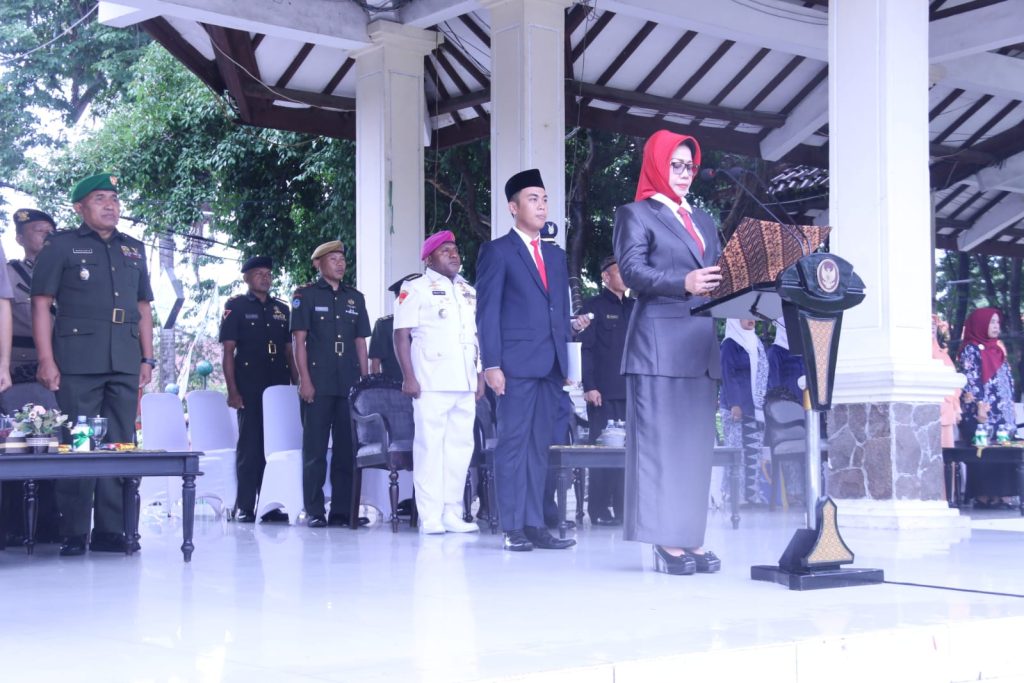 Upacara Peringatan Hari Otonomi Daerah Ke-XXVIII di Kabupaten Sidoarjo Tetap Semangat Meski Diguyur Gerimis Fenny Apridawati, Sekretaris Daerah Kabupaten Sidoarjo
