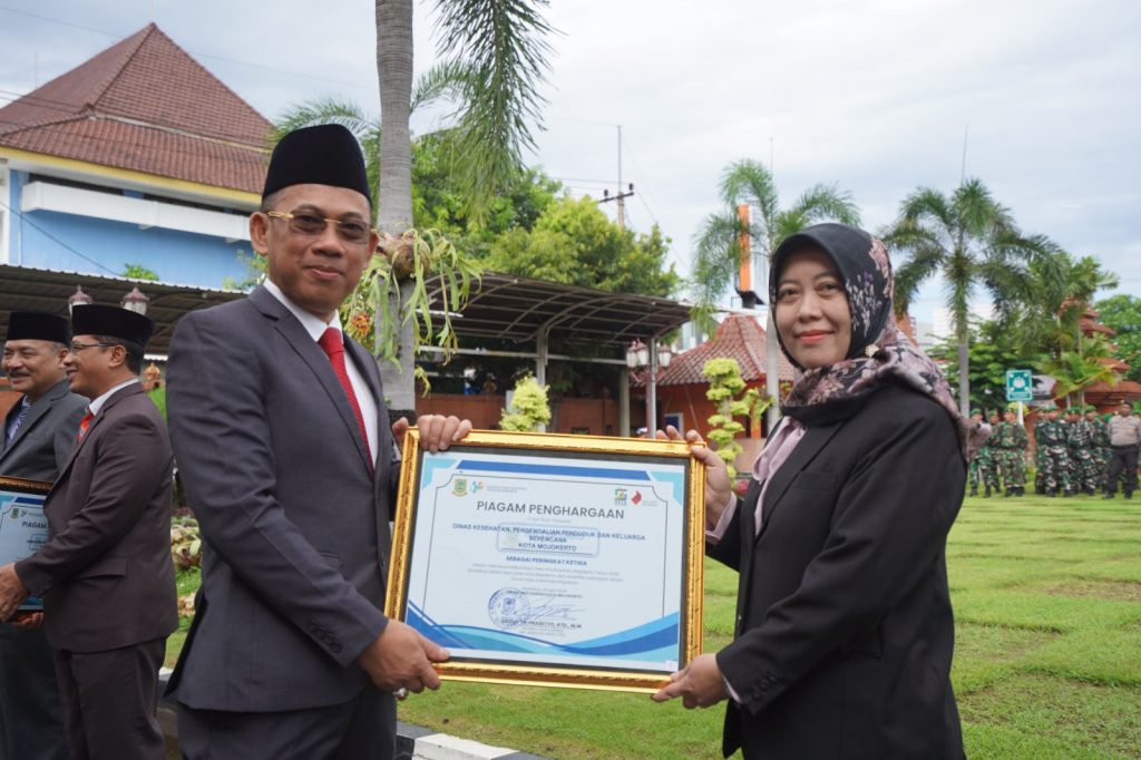 Satu Data Kota Mojokerto, Mewujudkan Efisiensi Melalui Kolaborasi Sekretaris Daerah Kota Mojokerto Gaguk Tri Prasetyo menyerahkan piagam penghargaan untuk 3 OPD aktif program satu data kota Mojokerto