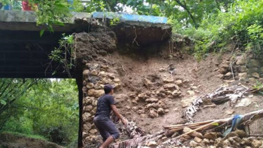 Longsor di Tambelangan Sampang Akibat Cuaca Ekstrim, Satu Ruas Jalan Desa Terputus
