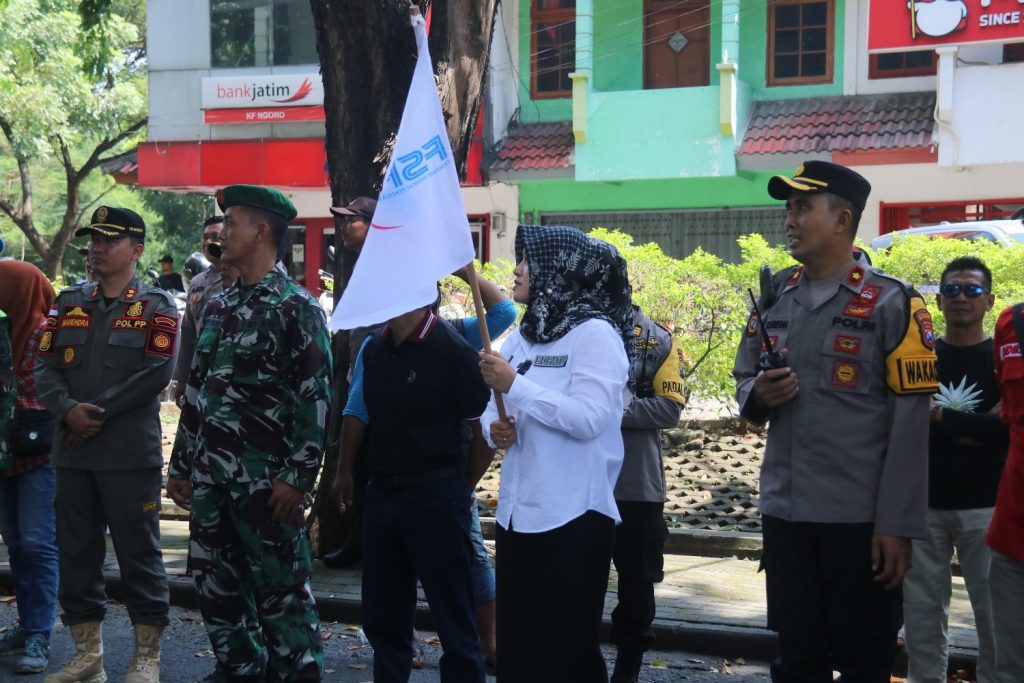 May Day, Bupati Ikfina Mendorong Peningkatan Kompetensi Buruh Mojokerto Ikfina Fahmawati, Bupati Mojokerto saat memberangkatkan rombongan buruh menuju Kota Surabaya, dari Ngoro Industri Persada (NIP) Kecamatan Ngoro, Senin (1/5/2024).