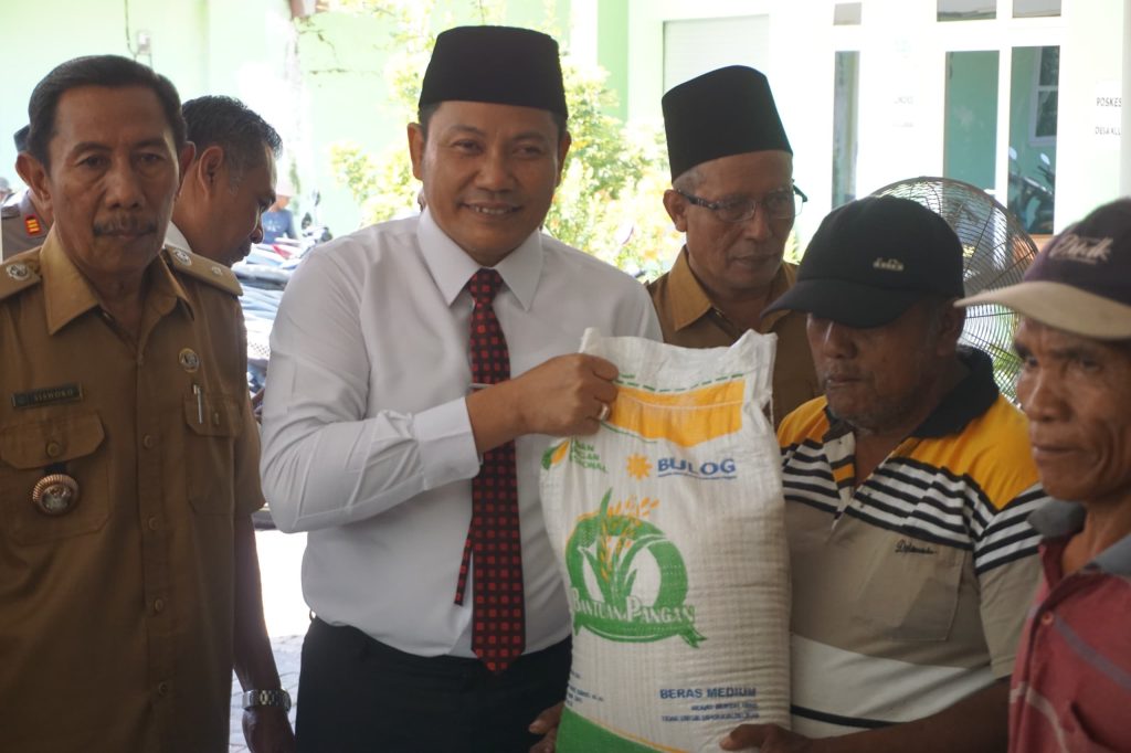 Subandi Serahkan Beras ke 92.127 KPM di Sidoarjo