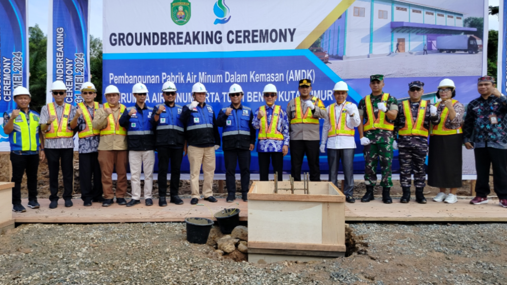 Ardiansyah Sulaiman, Bupati Kutim saat melakukan groundbreaking pembangunan pabrik air minum dalam kemasan (AMDK), Jumat (31/5/2024).