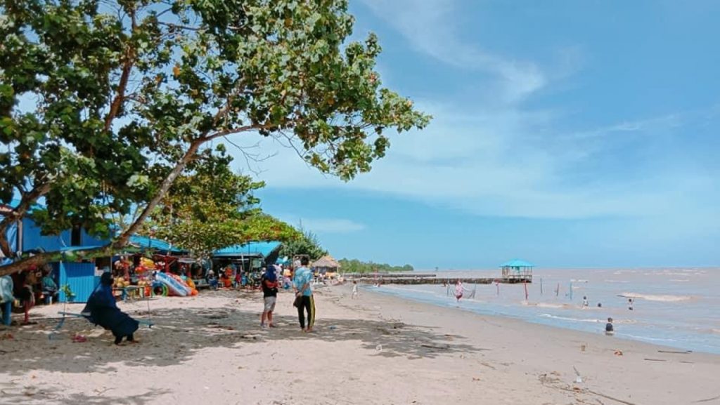 Pesona Pasir Pantai Biru Kersik yang Bersih Pantai Biru Kersik