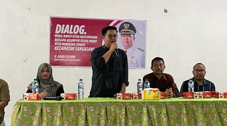 Rendi Solihin Siapkan Program Jitu, Mendukung UMKM di Kukar Wakil Bupati Kutai Kartanegara (Kukar), Rendi Solihin, berdialog bersama pelaku Usaha Mikro, Kecil, dan Menengah (UMKM) di Kelurahan Sari Jaya, Kecamatan Sangasanga, Rabu (1/5/2024).