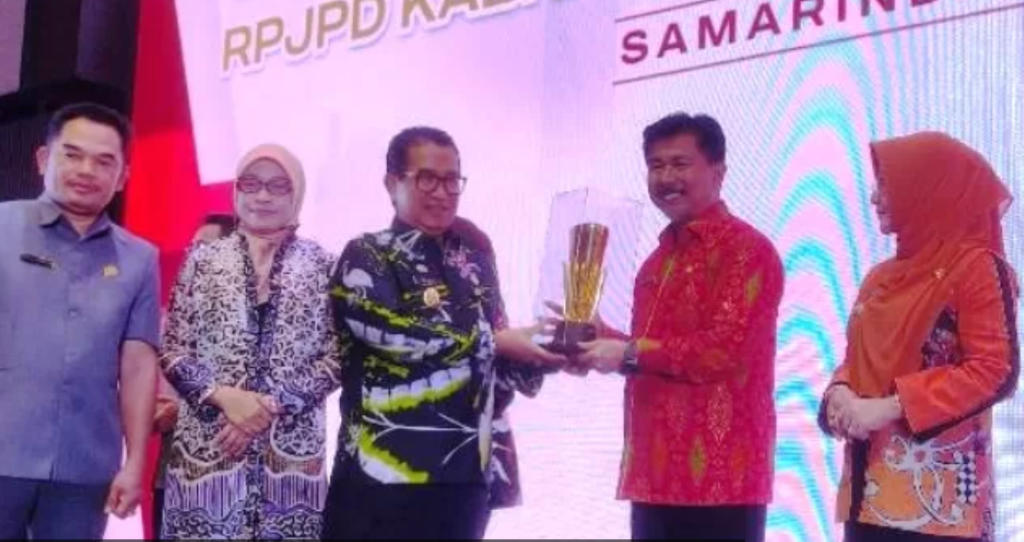 Pemkab Kukar Raih Penghargaan Pembangunan Daerah Terbaik dari Pemprov Kaltim Sunggono, Sekda Kukar saat menerima penghargaan dari Pj. Gubernur Kaltim Akmal Malik